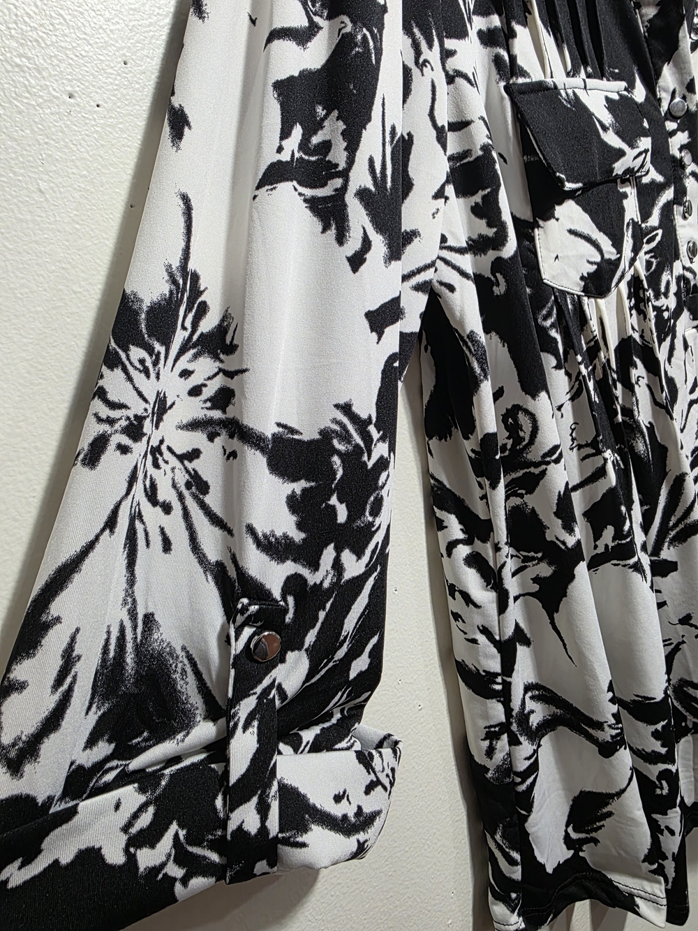 COCOMO Black White Floral Pocket Blouse Size 2X NWT Roll-Tab Sleeve V-Neck 🖤🤍✨ - Picture 3 of 5